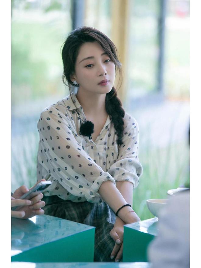 很值得中年女性借鉴时尚、优雅还减龄开元棋牌被45岁殷桃的穿搭惊艳到！(图2)