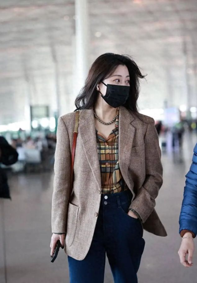 很值得中年女性借鉴时尚、优雅还减龄开元棋牌被45岁殷桃的穿搭惊艳到！(图5)