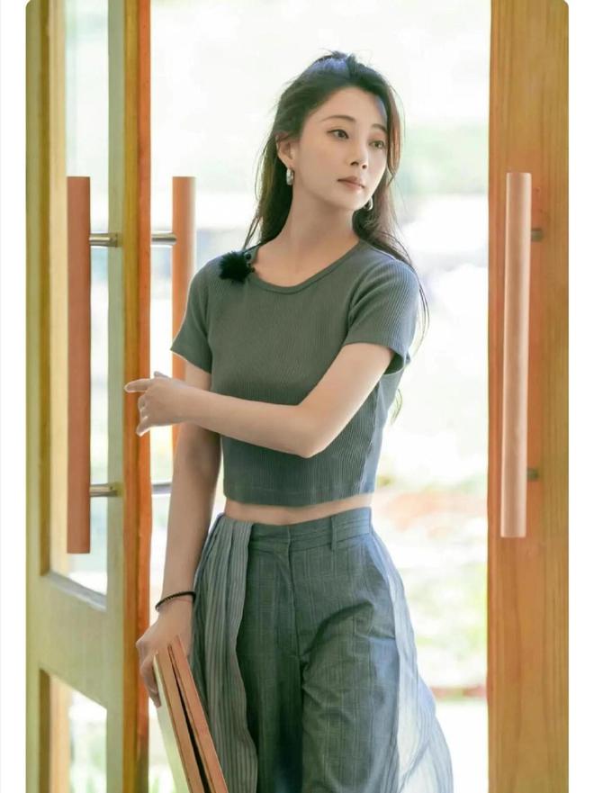 很值得中年女性借鉴时尚、优雅还减龄开元棋牌被45岁殷桃的穿搭惊艳到！(图6)