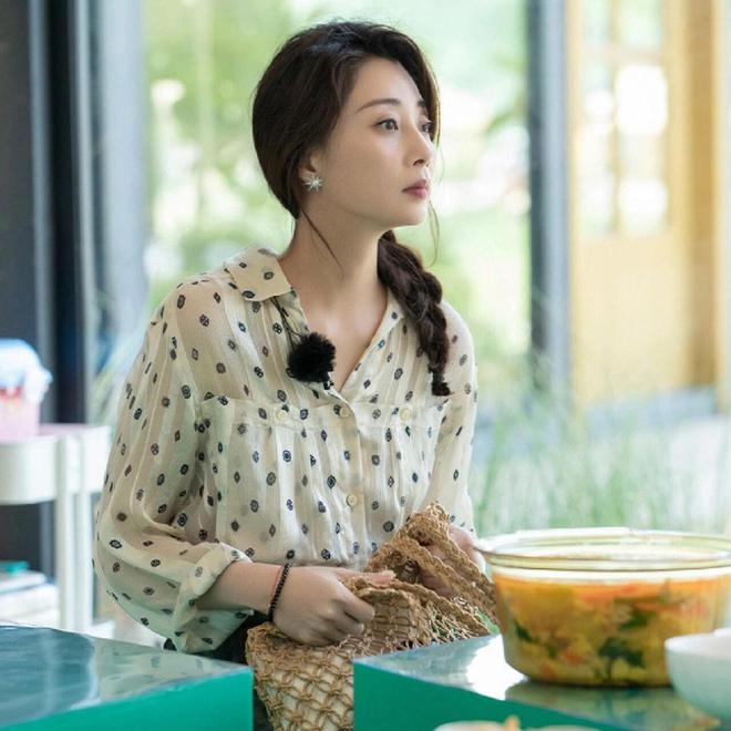 很值得中年女性借鉴时尚、优雅还减龄开元棋牌被45岁殷桃的穿搭惊艳到！(图8)