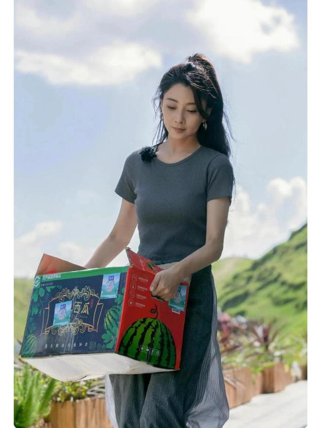 很值得中年女性借鉴时尚、优雅还减龄开元棋牌被45岁殷桃的穿搭惊艳到！(图10)