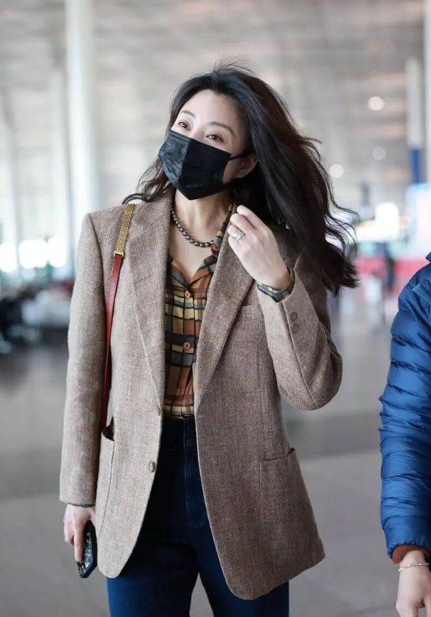 很值得中年女性借鉴时尚、优雅还减龄开元棋牌被45岁殷桃的穿搭惊艳到！(图13)