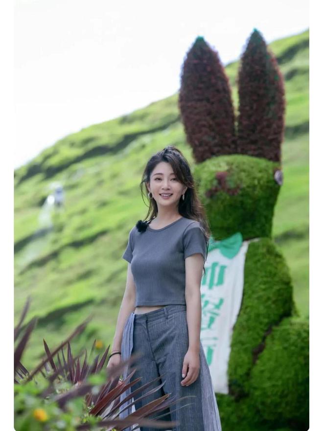 很值得中年女性借鉴时尚、优雅还减龄开元棋牌被45岁殷桃的穿搭惊艳到！(图11)