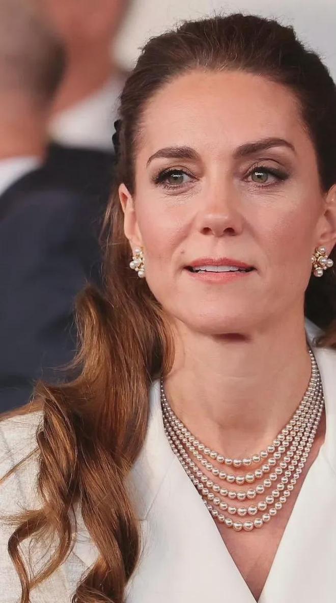 第3次穿白色假两件连衣裙半扎发造型美开元棋牌网站凯特王妃戴5股珍珠项链(图10)
