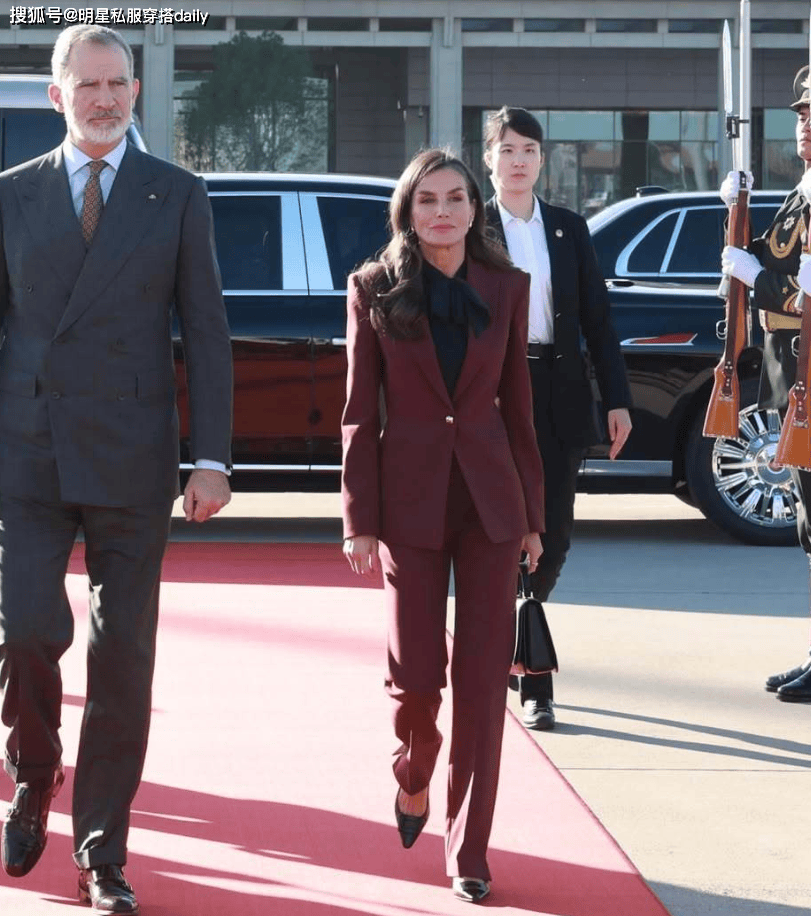 王后穿搭！我发现不露腿也能穿出高级感开元棋牌看了泰王后苏提达