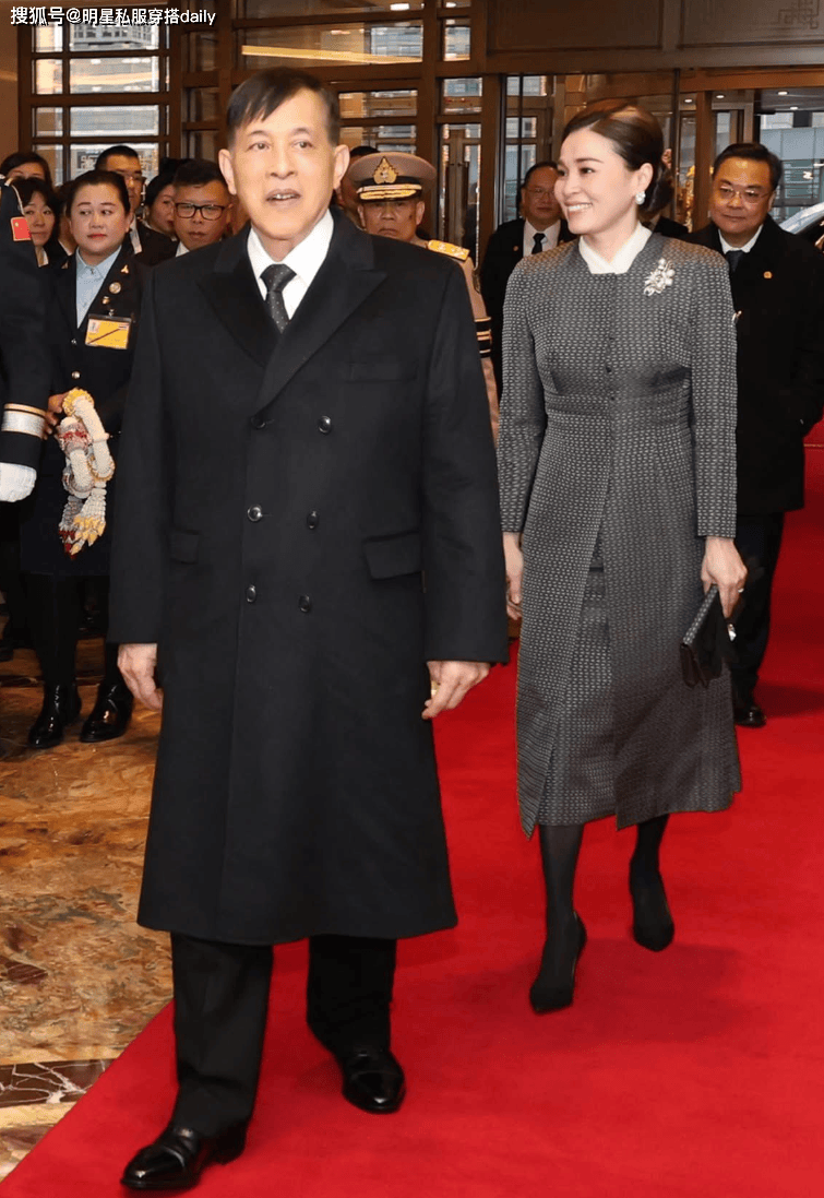 王后穿搭！我发现不露腿也能穿出高级感开元棋牌看了泰王后苏提达VS西班牙(图2)