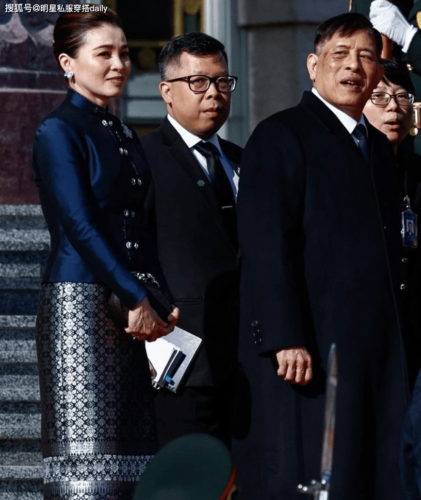 王后穿搭！我发现不露腿也能穿出高级感开元棋牌看了泰王后苏提达VS西班牙(图3)