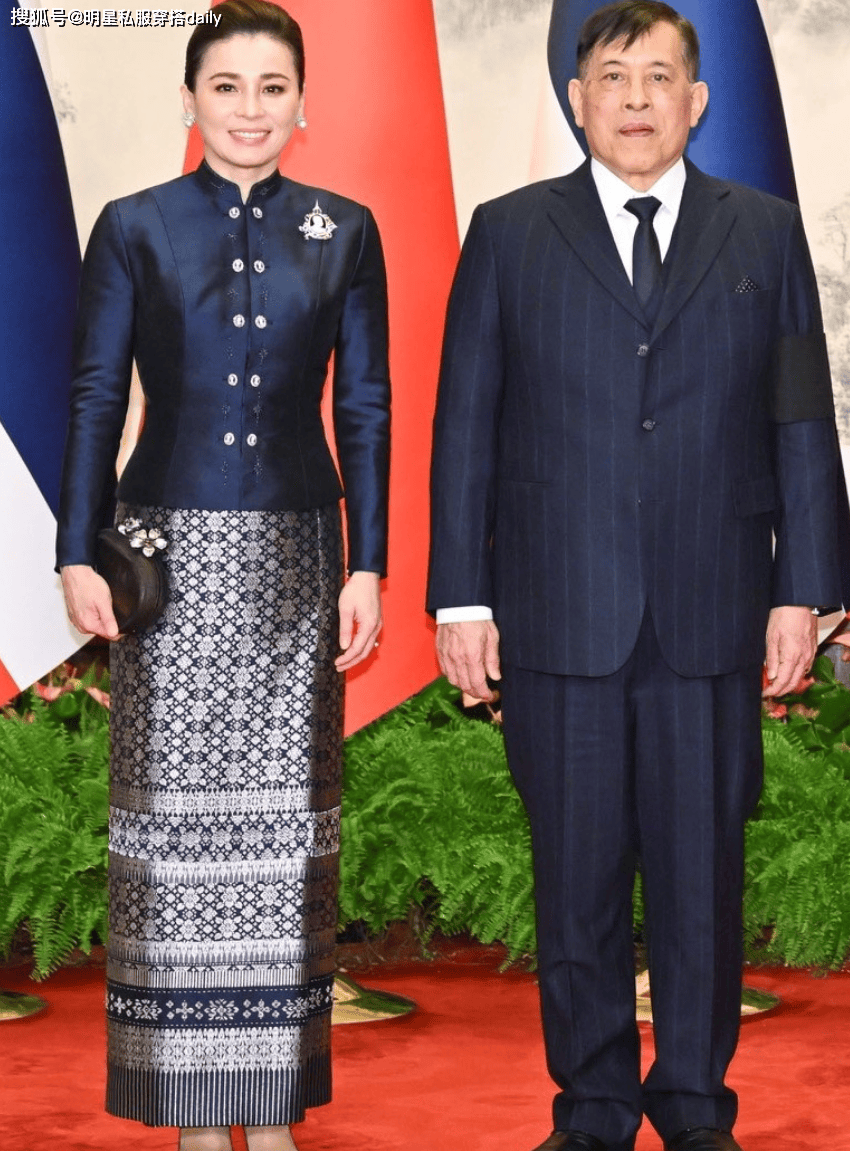 王后穿搭！我发现不露腿也能穿出高级感开元棋牌看了泰王后苏提达VS西班牙(图4)