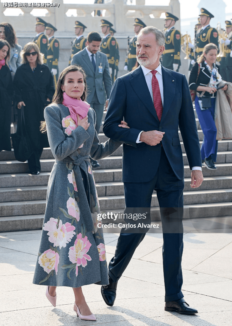 王后穿搭!我发现不露腿也能穿出高级感开元棋牌看了泰王后苏提达VS西班牙(图5) 王后穿搭!我发现不露腿也能穿出高级感开元棋牌看了泰王后苏提达VS西班牙(图5)