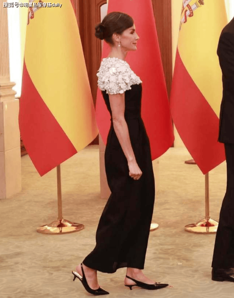 王后穿搭！我发现不露腿也能穿出高级感开元棋牌看了泰王后苏提达VS西班牙(图6)