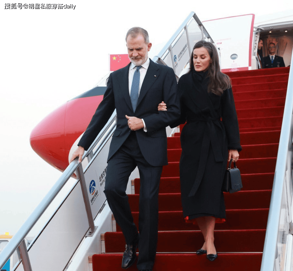 王后穿搭！我发现不露腿也能穿出高级感开元棋牌看了泰王后苏提达VS西班牙(图7)