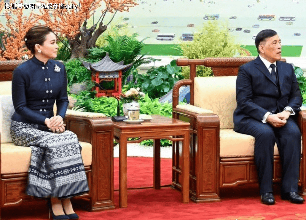 王后穿搭！我发现不露腿也能穿出高级感开元棋牌看了泰王后苏提达VS西班牙(图8)