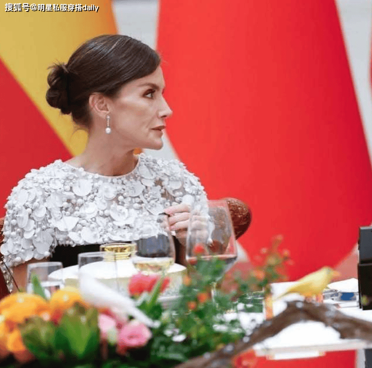王后穿搭！我发现不露腿也能穿出高级感开元棋牌看了泰王后苏提达VS西班牙(图9)