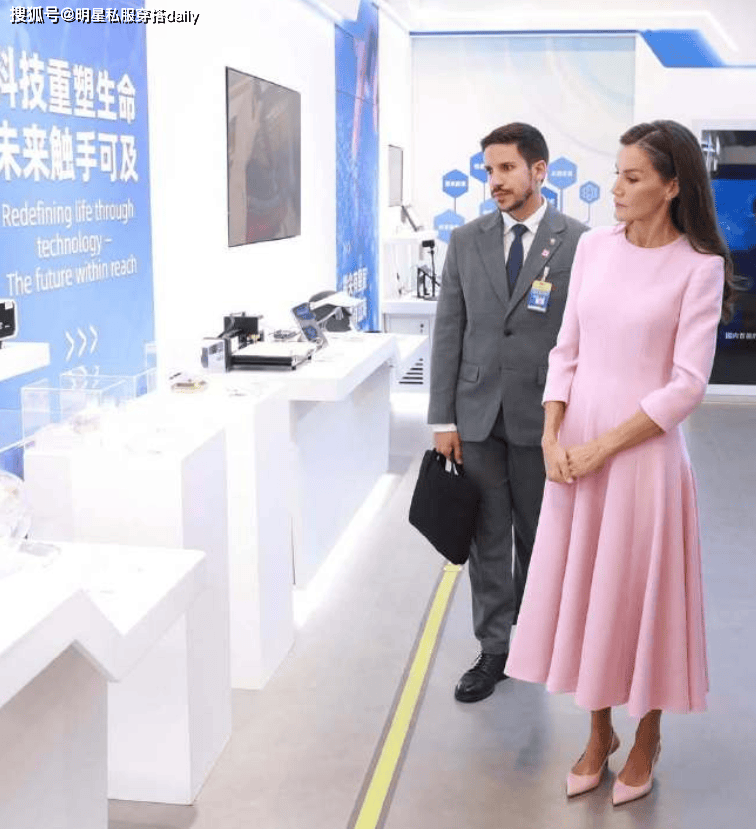 王后穿搭！我发现不露腿也能穿出高级感开元棋牌看了泰王后苏提达VS西班牙(图10)