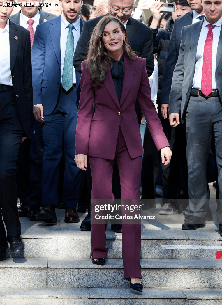 王后穿搭！我发现不露腿也能穿出高级感开元棋牌看了泰王后苏提达VS西班牙(图12)