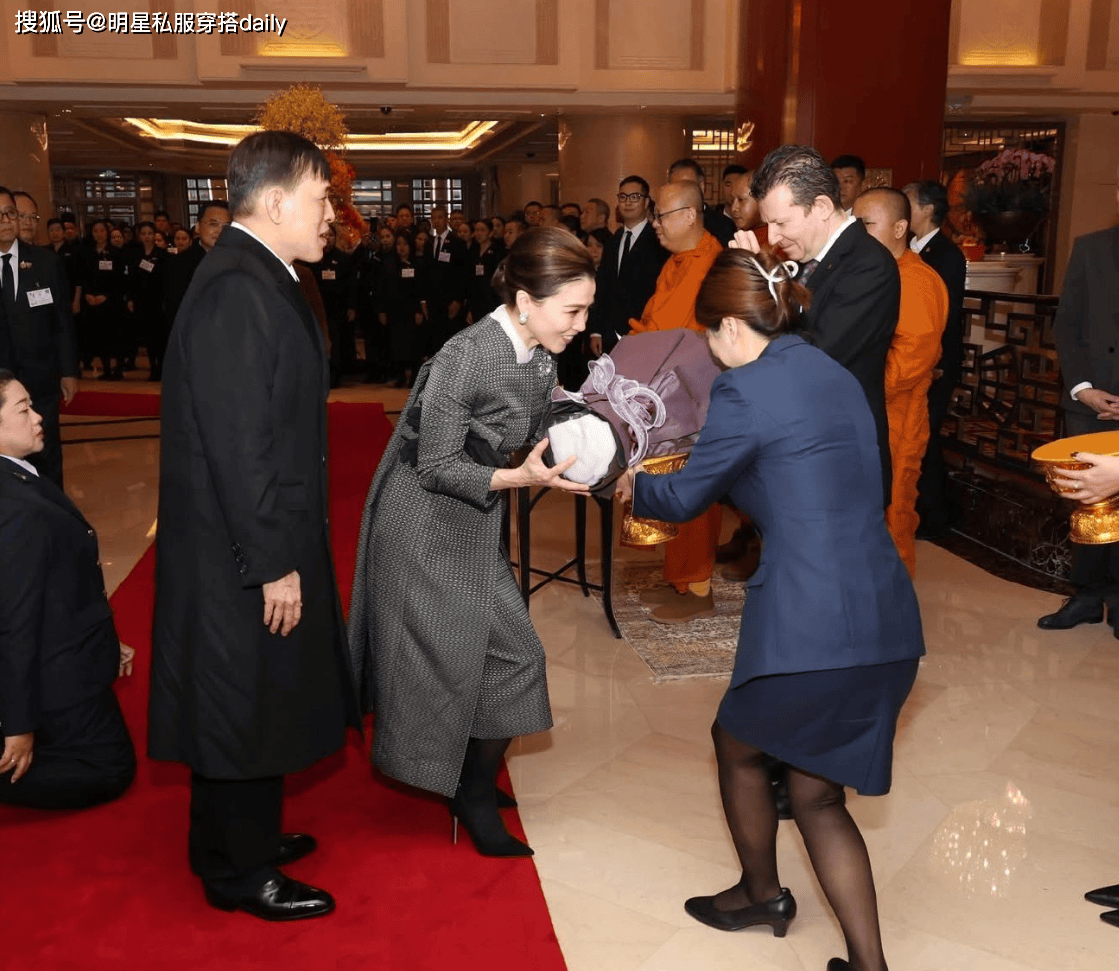 王后穿搭！我发现不露腿也能穿出高级感开元棋牌看了泰王后苏提达VS西班牙(图13)